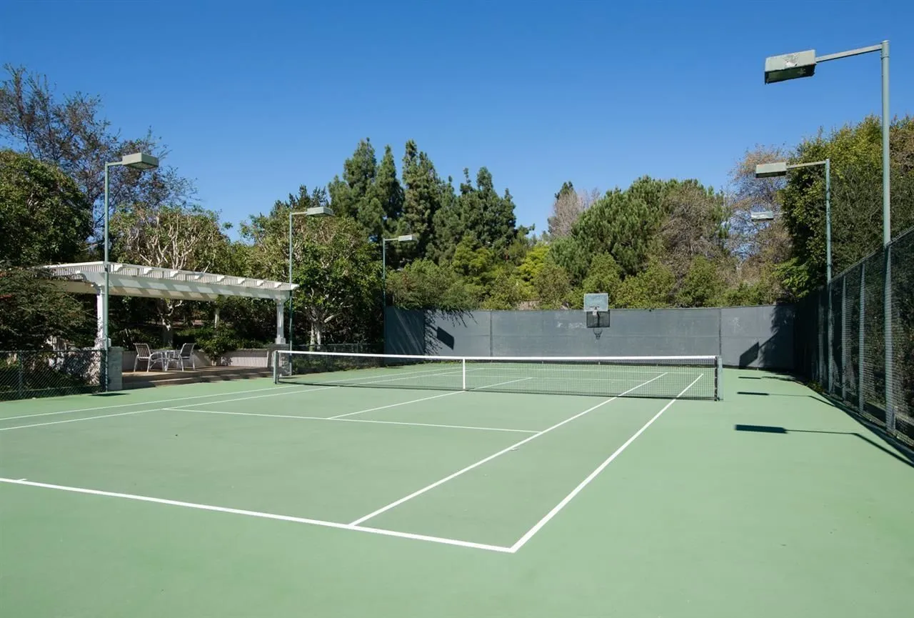 Оградительные сетки для спортивных площадок: нормы и монтаж